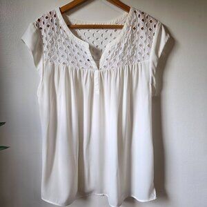 LIKE NEW DR2 CREAM SPLIT V NECK CUT OUT CAP SLEEVES TOP SIZE XL